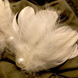 1 Pair of White Plume Pearl Hair Clip Wedding Bride Feathers and pearls